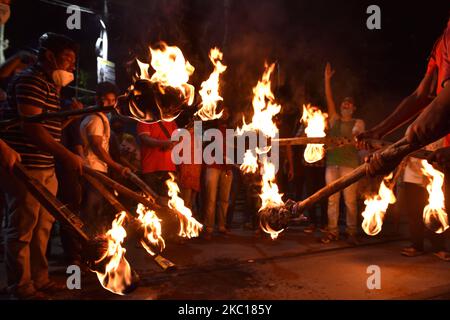 Des étudiants de l'université de Kolkata, de l'université de Javavpur et de l'université de la Présidence ont organisé un rassemblement de flambeau pour protester contre l'horrible incident d'une femme de 19 ans, qui est décédée à Delhi deux semaines après avoir été violée par des gangs et torturée à Hathras, dans l'Uttar Pradesh, elle avait subi de multiples fractures. La paralysie et une goutte dans sa langue lors de l'horrible assaut ont été incinérées par les policiers la nuit dernière sans remettre le corps mort aux membres de sa famille, à Kolkata, au 05 octobre 2020. (Photo de Sukhomoy Sen/NurPhoto) Banque D'Images