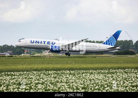 Boeing 787-9 Dreamliner de United Airlines, tel qu'il a été vu lors de l'approche finale en vol et en atterrissage sur la piste de Polderbaan à l'aéroport d'Amsterdam Schiphol AMS EHAM aux pays-Bas, en arrivant de Newark EWR New York, NY, États-Unis sur 30 août 2020. L'avion à corps large moderne avancé a le nouveau schéma de peinture de la décoration et les moteurs de jet GE N24976 et 2x immatriculations. United UA UAL est la troisième compagnie aérienne au monde et membre de l'alliance aérienne Star Alliance. United relie les États-Unis à l'Europe et aux pays-Bas avec des vols de fret et de passagers pendant la période de pandémie du coronavirus Covid-19. Banque D'Images