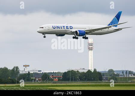 Boeing 787-9 Dreamliner de United Airlines, tel qu'il a été vu lors de l'approche finale en vol et en atterrissage sur la piste de Polderbaan à l'aéroport d'Amsterdam Schiphol AMS EHAM aux pays-Bas, en arrivant de Newark EWR New York, NY, États-Unis sur 30 août 2020. L'avion à corps large moderne avancé a le nouveau schéma de peinture de la décoration et les moteurs de jet GE N24976 et 2x immatriculations. United UA UAL est la troisième compagnie aérienne au monde et membre de l'alliance aérienne Star Alliance. United relie les États-Unis à l'Europe et aux pays-Bas avec des vols de fret et de passagers pendant la période de pandémie du coronavirus Covid-19. Banque D'Images