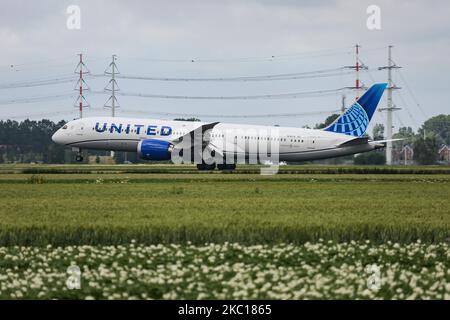 Boeing 787-9 Dreamliner de United Airlines, tel qu'il a été vu lors de l'approche finale en vol et en atterrissage sur la piste de Polderbaan à l'aéroport d'Amsterdam Schiphol AMS EHAM aux pays-Bas, en arrivant de Newark EWR New York, NY, États-Unis sur 30 août 2020. L'avion à corps large moderne avancé a le nouveau schéma de peinture de la décoration et les moteurs de jet GE N24976 et 2x immatriculations. United UA UAL est la troisième compagnie aérienne au monde et membre de l'alliance aérienne Star Alliance. United relie les États-Unis à l'Europe et aux pays-Bas avec des vols de fret et de passagers pendant la période de pandémie du coronavirus Covid-19. Banque D'Images