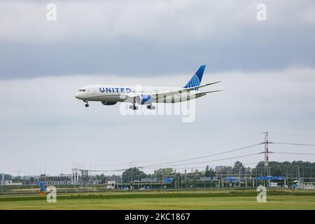 Boeing 787-9 Dreamliner de United Airlines, tel qu'il a été vu lors de l'approche finale en vol et en atterrissage sur la piste de Polderbaan à l'aéroport d'Amsterdam Schiphol AMS EHAM aux pays-Bas, en arrivant de Newark EWR New York, NY, États-Unis sur 30 août 2020. L'avion à corps large moderne avancé a le nouveau schéma de peinture de la décoration et les moteurs de jet GE N24976 et 2x immatriculations. United UA UAL est la troisième compagnie aérienne au monde et membre de l'alliance aérienne Star Alliance. United relie les États-Unis à l'Europe et aux pays-Bas avec des vols de fret et de passagers pendant la période de pandémie du coronavirus Covid-19. Banque D'Images