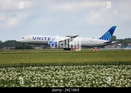 Boeing 787-9 Dreamliner de United Airlines, tel qu'il a été vu lors de l'approche finale en vol et en atterrissage sur la piste de Polderbaan à l'aéroport d'Amsterdam Schiphol AMS EHAM aux pays-Bas, en arrivant de Newark EWR New York, NY, États-Unis sur 30 août 2020. L'avion à corps large moderne avancé a le nouveau schéma de peinture de la décoration et les moteurs de jet GE N24976 et 2x immatriculations. United UA UAL est la troisième compagnie aérienne au monde et membre de l'alliance aérienne Star Alliance. United relie les États-Unis à l'Europe et aux pays-Bas avec des vols de fret et de passagers pendant la période de pandémie du coronavirus Covid-19. Banque D'Images