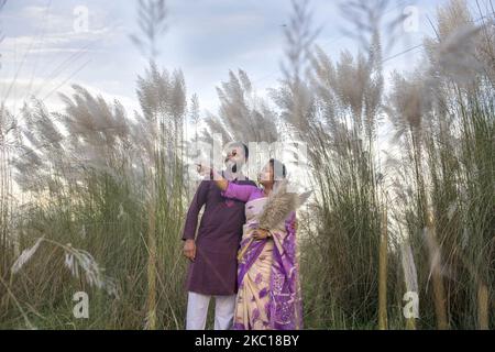 Des gens visitent le champ de l'herbe de chat dans le cadre de la pandémie COVID-19 à Aftab Nagar, dans la banlieue de Dhaka, au Bangladesh, sur 05 octobre 2020. Après une pandémie, les gens de Dhaka reviennent à la vie normale et Aftab Nagar est l'une des destinations populaires où beaucoup de gens vont avec leurs familles et amis pour se rafraîchir. (Photo de Kazi Salahuddin Razu/NurPhoto) Banque D'Images