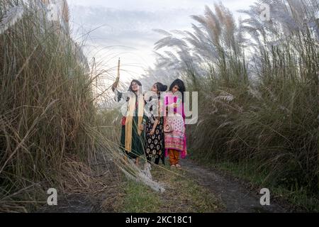 Des gens visitent le champ de l'herbe de chat dans le cadre de la pandémie COVID-19 à Aftab Nagar, dans la banlieue de Dhaka, au Bangladesh, sur 05 octobre 2020. Après une pandémie, les gens de Dhaka reviennent à la vie normale et Aftab Nagar est l'une des destinations populaires où beaucoup de gens vont avec leurs familles et amis pour se rafraîchir. (Photo de Kazi Salahuddin Razu/NurPhoto) Banque D'Images