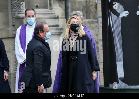 L'ancien président français François Hollande (L) et son partenaire l'actrice française Julie Gayet (R) arrivent pour les funérailles de la chanteuse française Juliette Greco, à l'église Saint-Germain-des-Prés à Paris, sur 5 octobre 2020. La légendaire chanteuse française Juliette Greco, dont la carrière a duré plus d'un demi-siècle, meurt à l'âge de 93 ans, sur 23 septembre 2020. (Photo de Michel Stoupak/NurPhoto) Banque D'Images