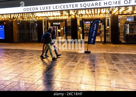 Les hommes dans les masques protecteurs sont vus sur un chemin de Leicester Square avec moins de gens que d'habitude alors que la deuxième vague de coronavirus frappe Londres sur 5 octobre 2020, Londres, Angleterre. Le pont de Westminster est généralement rempli de touristes, mais aujourd'hui il reste largement vide, car le tourisme mondial a diminué en raison de la pandémie de Covid-19. (Photo par Dominika Zarzycka/NurPhoto) Banque D'Images