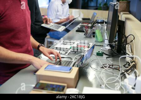 Une photo prise sur 5 octobre 2020, montre les bureaux parisiens de la société française de commerce électronique Back Market sur 5 octobre 2020. Fondé en 2014 à Paris, Back Market est le premier marché en ligne au monde dédié exclusivement aux appareils d'occasion. Back Market met en relation les professionnels certifiés spécialisés dans la remise à neuf et la revente d'appareils électroniques usagés avec les consommateurs à la recherche d'une alternative plus abordable, plus fiable et plus écologique à l'achat de nouveaux produits. (Photo de Michel Stoupak/NurPhoto) Banque D'Images