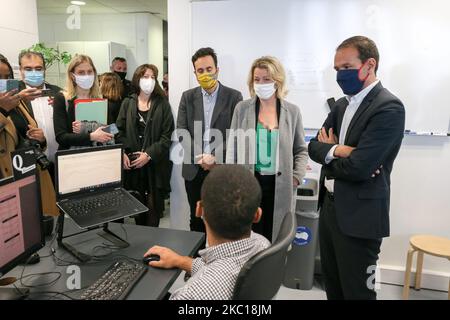 La ministre française de la transition écologique Barbara Pompili (2R), la ministre française de la transition numérique et de la communication électronique Cedric O (1R) et le député Mounir Mahjoubi (3R) visitent les bureaux parisiens de la société française de commerce électronique Back Market on 5 octobre 2020. Fondé en 2014 à Paris, Back Market est le premier marché en ligne au monde dédié exclusivement aux appareils d'occasion. Back Market met en relation les professionnels certifiés spécialisés dans la remise à neuf et la revente d'appareils électroniques usagés avec les consommateurs à la recherche d'une solution plus abordable, plus fiable et plus écologique Banque D'Images