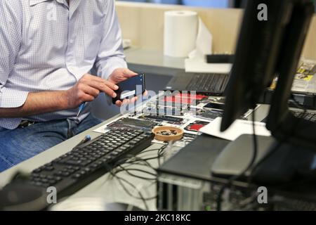 Une photo prise sur 5 octobre 2020, montre les bureaux parisiens de la société française de commerce électronique Back Market sur 5 octobre 2020. Fondé en 2014 à Paris, Back Market est le premier marché en ligne au monde dédié exclusivement aux appareils d'occasion. Back Market met en relation les professionnels certifiés spécialisés dans la remise à neuf et la revente d'appareils électroniques usagés avec les consommateurs à la recherche d'une alternative plus abordable, plus fiable et plus écologique à l'achat de nouveaux produits. (Photo de Michel Stoupak/NurPhoto) Banque D'Images