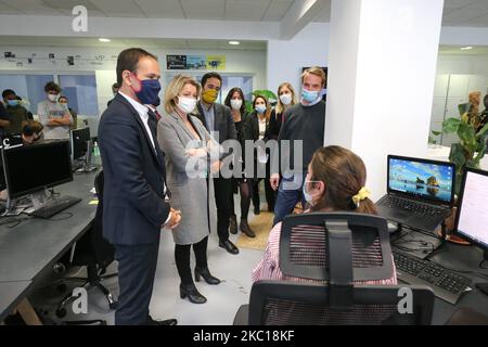 La ministre française de la transition écologique Barbara Pompili (2L), la ministre française de la transition numérique et de la communication électronique Cedric O (1L) et le député Mounir Mahjoubi (3L) visitent les bureaux parisiens de la société française de commerce électronique Back Market on 5 octobre 2020. Fondé en 2014 à Paris, Back Market est le premier marché en ligne au monde dédié exclusivement aux appareils d'occasion. Back Market met en relation les professionnels certifiés spécialisés dans la remise à neuf et la revente d'appareils électroniques usagés avec les consommateurs à la recherche d'une solution plus abordable, plus fiable et plus écologique Banque D'Images