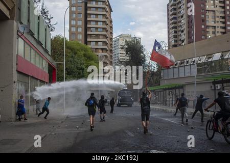 Une personne détient le drapeau du Chili. Au milieu de la manifestation et de la protestation pour la liberté des prisonniers politiques de la révolte sociale, contre le gouvernement de Sebastian Pinera, l'inégalité et le système néolibéral, à Santiago du Chili, sur 5 octobre 2020. (Photo de Claudio Abarca Sandoval/NurPhoto) Banque D'Images