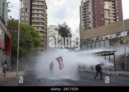 Une personne détient le drapeau du Chili. Au milieu de la manifestation et de la protestation pour la liberté des prisonniers politiques de la révolte sociale, contre le gouvernement de Sebastian Pinera, l'inégalité et le système néolibéral, à Santiago du Chili, sur 5 octobre 2020. (Photo de Claudio Abarca Sandoval/NurPhoto) Banque D'Images