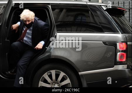 Le Premier ministre britannique Boris Johnson, portant un masque facial lorsqu'il revient du discours de son chef à la conférence virtuelle du Parti conservateur, revient sur Downing Street à Londres, en Angleterre, sur 6 octobre 2020. (Photo de David Cliff/NurPhoto) Banque D'Images