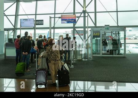 L'illustration montre des personnes qui attendent à une porte dans le terminal A de l'aéroport de Bruxelles, à Zaventem, vendredi 04 novembre 2022. BELGA PHOTO JAMES ARTHUR GEKIERE Banque D'Images