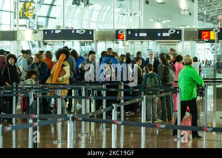 L'illustration montre les personnes qui attendent aux douanes le terminal T de l'aéroport de Bruxelles, à Zaventem, vendredi 04 novembre 2022. BELGA PHOTO JAMES ARTHUR GEKIERE Banque D'Images