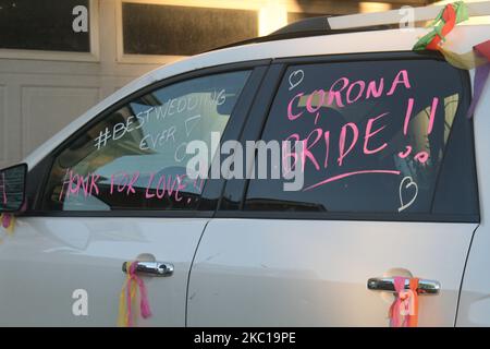 Les mots « Corona Bonde » écrits sur la voiture de mariage d'un couple juif nouvellement marié au milieu de la pandémie du coronavirus (COVID-19) à Toronto, Ontario, Canada sur 21 mai 2020. (Photo de Creative Touch Imaging Ltd./NurPhoto) Banque D'Images