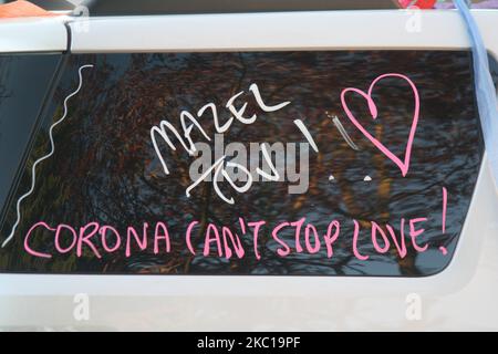 Les mots « Corona CAn't stop love » écrits sur la voiture de mariage d'un couple juif nouvellement marié au milieu de la pandémie du coronavirus (COVID-19) à Toronto, Ontario, Canada sur 21 mai 2020. (Photo de Creative Touch Imaging Ltd./NurPhoto) Banque D'Images