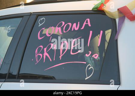 Les mots « Corona Bonde » écrits sur la voiture de mariage d'un couple juif nouvellement marié au milieu de la pandémie du coronavirus (COVID-19) à Toronto, Ontario, Canada sur 21 mai 2020. (Photo de Creative Touch Imaging Ltd./NurPhoto) Banque D'Images