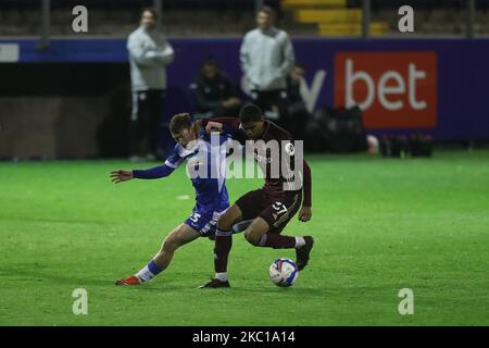 Luke James de Barrow en action avec Cody Drameh de Leeds United lors du match de Trophée EFL entre Barrow et Leeds United à la rue Holker, Barrow-in-Furness le 5th octobre 2020. (Photo de Mark Fletcher/MI News/NurPhoto) Banque D'Images