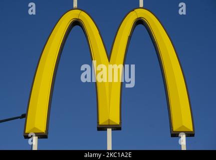 La chaîne de restauration rapide américaine le logo de McDonald's est visible sur 6 octobre 2020 à Varsovie, en Pologne. (Photo par Aleksander Kalka/NurPhoto) Banque D'Images