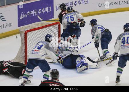 Les lames de glace de Tohoku du Japon et le Haut 1 de la Corée du Sud jouent pendant la Ligue asiatique de hockey sur glace 2015 à Goyang Ice Link à Gyeong Gi, Corée du Sud sur 29 septembre 2015. Match remporté lames de glace Tohoku, score 2-0. (Photo de Seung-il Ryu/NurPhoto) Banque D'Images