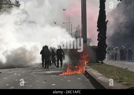 Des policiers anti-émeutes se sont heurts à des manifestants lors d'une manifestation devant un tribunal où le procès des dirigeants et des membres du parti d'extrême droite de l'Aube dorée a lieu à Athènes, en Grèce, sur 7 octobre 2020. Un tribunal grec a statué mercredi que le parti d'extrême-droite Aube dorée fonctionnait comme une organisation criminelle, à la suite d'un procès politique de cinq ans contre des dizaines de accusés, y compris d'anciens législateurs de ce qui était devenu le troisième plus grand parti de la Grèce. (Photo de Panayotis Tzamaros/NurPhoto) Banque D'Images