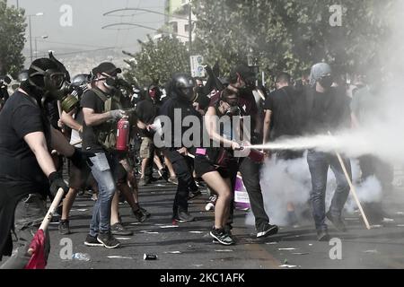 Des manifestants se sont heurts à une police anti-émeute lors d'une manifestation devant un tribunal où le procès des dirigeants et des membres du parti d'extrême droite de l'Aube dorée a lieu à Athènes, en Grèce, sur 7 octobre 2020. Un tribunal grec a statué mercredi que le parti d'extrême-droite Aube dorée fonctionnait comme une organisation criminelle, à la suite d'un procès politique de cinq ans contre des dizaines de accusés, y compris d'anciens législateurs de ce qui était devenu le troisième plus grand parti de la Grèce. (Photo de Panayotis Tzamaros/NurPhoto) Banque D'Images