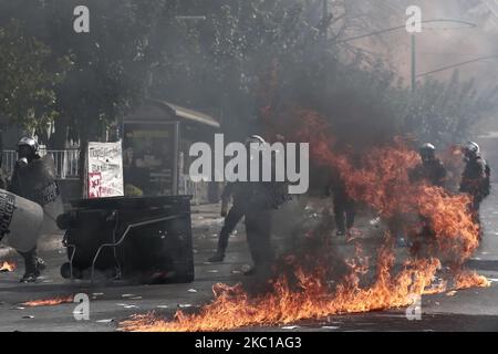 Des policiers anti-émeutes se sont heurts à des manifestants lors d'une manifestation devant un tribunal où le procès des dirigeants et des membres du parti d'extrême droite de l'Aube dorée a lieu à Athènes, en Grèce, sur 7 octobre 2020. Un tribunal grec a statué mercredi que le parti d'extrême-droite Aube dorée fonctionnait comme une organisation criminelle, à la suite d'un procès politique de cinq ans contre des dizaines de accusés, y compris d'anciens législateurs de ce qui était devenu le troisième plus grand parti de la Grèce. (Photo de Panayotis Tzamaros/NurPhoto) Banque D'Images