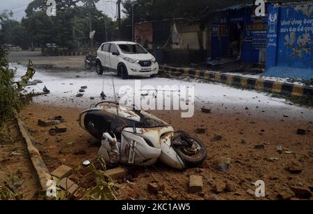 L'incendie a éclaté et les pompiers se sont précipités pour éteindre l'incendie après une explosion au réservoir de gaz naturel comprimé d'une station de remplissage de carburant dans la ville de Bhubaneswar, la capitale de l'État indien de l'est, à 7 octobre 2020. Près d'une douzaine de personnes ont été grièvement blessées dans l'accident. Une explosion se produit au moment où un conteneur transfère le gaz GNC au réservoir de service de la station de remplissage de carburant. (Photo par STR/NurPhoto) Banque D'Images