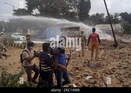 L'incendie a éclaté et les pompiers se sont précipités pour éteindre l'incendie après une explosion au réservoir de gaz naturel comprimé d'une station de remplissage de carburant dans la ville de Bhubaneswar, la capitale de l'État indien de l'est, à 7 octobre 2020. Près d'une douzaine de personnes ont été grièvement blessées dans l'accident. Une explosion se produit au moment où un conteneur transfère le gaz GNC au réservoir de service de la station de remplissage de carburant. (Photo par STR/NurPhoto) Banque D'Images