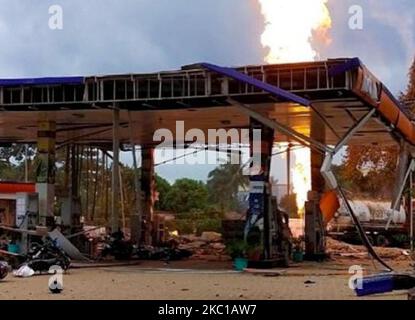 L'incendie a éclaté et les pompiers se sont précipités pour éteindre l'incendie après une explosion au réservoir de gaz naturel comprimé d'une station de remplissage de carburant dans la ville de Bhubaneswar, la capitale de l'État indien de l'est, à 7 octobre 2020. Près d'une douzaine de personnes ont été grièvement blessées dans l'accident. Une explosion se produit au moment où un conteneur transfère le gaz GNC au réservoir de service de la station de remplissage de carburant. (Photo par STR/NurPhoto) Banque D'Images