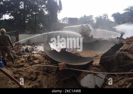 L'incendie a éclaté et les pompiers se sont précipités pour éteindre l'incendie après une explosion au réservoir de gaz naturel comprimé d'une station de remplissage de carburant dans la ville de Bhubaneswar, la capitale de l'État indien de l'est, à 7 octobre 2020. Près d'une douzaine de personnes ont été grièvement blessées dans l'accident. Une explosion se produit au moment où un conteneur transfère le gaz GNC au réservoir de service de la station de remplissage de carburant. (Photo par STR/NurPhoto) Banque D'Images