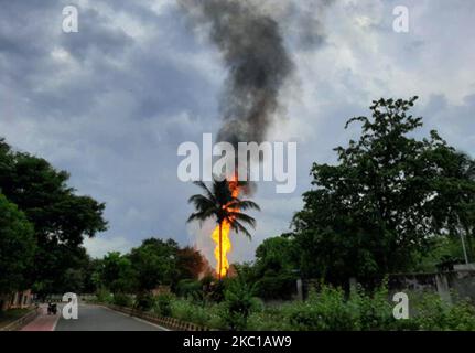 L'incendie a éclaté et les pompiers se sont précipités pour éteindre l'incendie après une explosion au réservoir de gaz naturel comprimé d'une station de remplissage de carburant dans la ville de Bhubaneswar, la capitale de l'État indien de l'est, à 7 octobre 2020. Près d'une douzaine de personnes ont été grièvement blessées dans l'accident. Une explosion se produit au moment où un conteneur transfère le gaz GNC au réservoir de service de la station de remplissage de carburant. (Photo par STR/NurPhoto) Banque D'Images