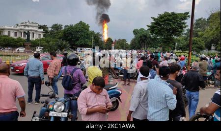 L'incendie a éclaté et les pompiers se sont précipités pour éteindre l'incendie après une explosion au réservoir de gaz naturel comprimé d'une station de remplissage de carburant dans la ville de Bhubaneswar, la capitale de l'État indien de l'est, à 7 octobre 2020. Près d'une douzaine de personnes ont été grièvement blessées dans l'accident. Une explosion se produit au moment où un conteneur transfère le gaz GNC au réservoir de service de la station de remplissage de carburant. (Photo par STR/NurPhoto) Banque D'Images