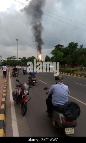 L'incendie a éclaté et les pompiers se sont précipités pour éteindre l'incendie après une explosion au réservoir de gaz naturel comprimé d'une station de remplissage de carburant dans la ville de Bhubaneswar, la capitale de l'État indien de l'est, à 7 octobre 2020. Près d'une douzaine de personnes ont été grièvement blessées dans l'accident. Une explosion se produit au moment où un conteneur transfère le gaz GNC au réservoir de service de la station de remplissage de carburant. (Photo par STR/NurPhoto) Banque D'Images