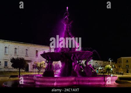 La Fontaine des Tritons sur la Piazza Vittorio Emanuele à Giovinazzo, illuminée en rose à l'occasion du Giro d'Italia à partir de Giovinazzo, le 7 octobre 2020. A l'occasion de la scène du Giro d'Italia commençant à Giovinazzo et arrivant à Vieste le samedi 10 octobre, la Fontana dei Tritoni sur la Piazza Vittorio Emanuele a été peinte en rose (photo par Davide Pischettola/NurPhoto) Banque D'Images