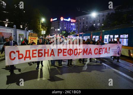 Les manifestants défilent avec une bannière qui se lit comme suit : « la réforme judiciaire maintenant ! » Dans le centre-ville de Sofia. Les 91st jours de manifestations antigouvernementales à Sofia se sont écoulés sans tension. Depuis trois mois, les gens participent à des manifestations quotidiennes contre la corruption, demandant la démission du Premier ministre Boyko Borissov et de son gouvernement, la démission du Procureur général en chef de la Bulgarie Ivan Geshev, la réforme du système judiciaire et une nouvelle élection juste. Sur 7 octobre 2020, à Sofia, Bulgarie. (Photo par Artur Widak/NurPhoto) Banque D'Images