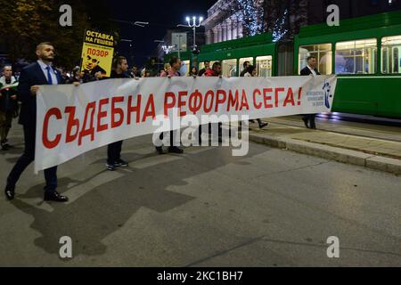 Les manifestants défilent avec une bannière qui se lit comme suit : « la réforme judiciaire maintenant ! » Dans le centre-ville de Sofia. Les 91st jours de manifestations antigouvernementales à Sofia se sont écoulés sans tension. Depuis trois mois, les gens participent à des manifestations quotidiennes contre la corruption, demandant la démission du Premier ministre Boyko Borissov et de son gouvernement, la démission du Procureur général en chef de la Bulgarie Ivan Geshev, la réforme du système judiciaire et une nouvelle élection juste. Sur 7 octobre 2020, à Sofia, Bulgarie. (Photo par Artur Widak/NurPhoto) Banque D'Images