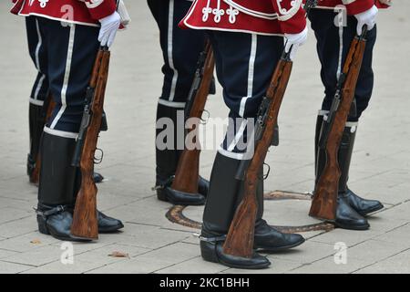 Le changement de la Garde d'honneur à l'entrée du Palais présidentiel à Sofia. La cérémonie de changement des gardes complets a lieu le premier mercredi du mois à 12:00 avec le changement officiel des gardes complet avec de la musique, des cris et des armes brandissant. Sur 7 octobre 2020, à Sofia, Bulgarie. (Photo par Artur Widak/NurPhoto) Banque D'Images