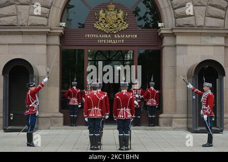 Le changement de la Garde d'honneur à l'entrée du Palais présidentiel à Sofia. La cérémonie de changement des gardes complets a lieu le premier mercredi du mois à 12:00 avec le changement officiel des gardes complet avec de la musique, des cris et des armes brandissant. Sur 7 octobre 2020, à Sofia, Bulgarie. (Photo par Artur Widak/NurPhoto) Banque D'Images