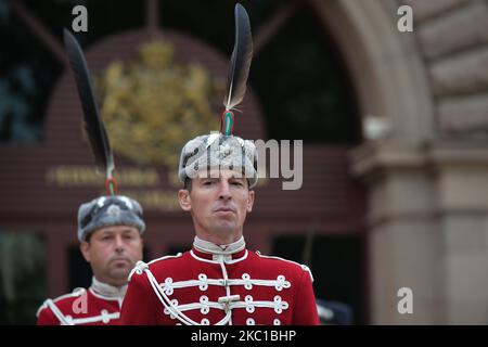 Le changement de la Garde d'honneur à l'entrée du Palais présidentiel à Sofia. La cérémonie de changement des gardes complets a lieu le premier mercredi du mois à 12:00 avec le changement officiel des gardes complet avec de la musique, des cris et des armes brandissant. Sur 7 octobre 2020, à Sofia, Bulgarie. (Photo par Artur Widak/NurPhoto) Banque D'Images