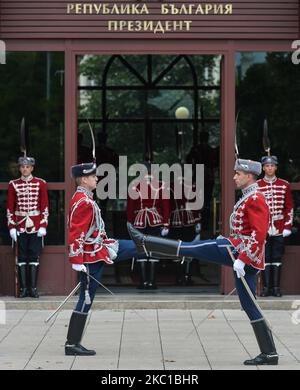 Le changement de la Garde d'honneur à l'entrée du Palais présidentiel à Sofia. La cérémonie de changement des gardes complets a lieu le premier mercredi du mois à 12:00 avec le changement officiel des gardes complet avec de la musique, des cris et des armes brandissant. Sur 7 octobre 2020, à Sofia, Bulgarie. (Photo par Artur Widak/NurPhoto) Banque D'Images