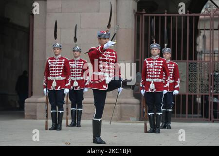 Le changement de la Garde d'honneur à l'entrée du Palais présidentiel à Sofia. La cérémonie de changement des gardes complets a lieu le premier mercredi du mois à 12:00 avec le changement officiel des gardes complet avec de la musique, des cris et des armes brandissant. Sur 7 octobre 2020, à Sofia, Bulgarie. (Photo par Artur Widak/NurPhoto) Banque D'Images