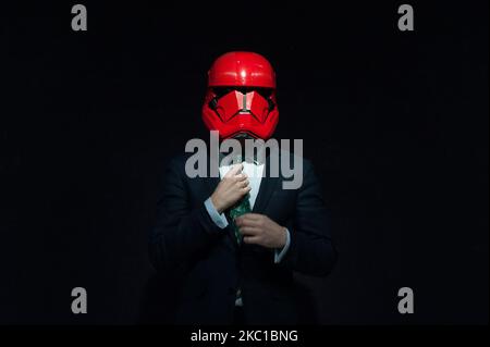 Un membre du personnel pose avec Sith Trooper Helmet utilisé dans Star Wars: The Rise of Skywalker (2019), estimation: £20 000-30 000 pendant l'appel photo pour la vente de souvenirs de divertissement de Bonhams, sur 08 octobre 2020 à Londres, Angleterre. (Photo de Wiktor Szymanowicz/NurPhoto) Banque D'Images