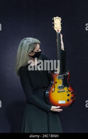 Un membre du personnel pose avec la rare guitare électrique Bartell Fretless de George Harrison, présentée à Harrison en 1967, a fait vers 1967, estimation: £200 000-300 000 au cours de l'appel photo pour la vente de souvenirs de divertissement de Bonhams, sur 08 octobre 2020 à Londres, Angleterre. (Photo de Wiktor Szymanowicz/NurPhoto) Banque D'Images