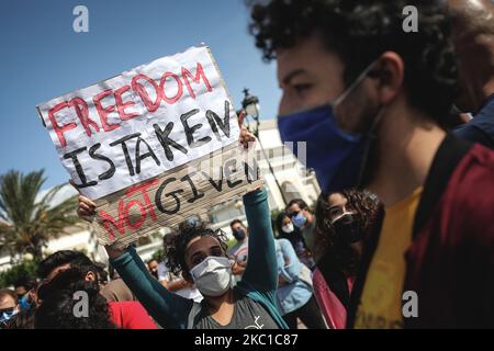 Une jeune manifestante tunisienne, jeune femme, pose un écriteau sur le thème "la liberté n'est pas donnée", alors qu'elle assiste à une manifestation organisée à l'extérieur du Parlement tunisien à Bardo, à Tunis, pour protester contre le nouveau projet de loi sur la protection des forces de sécurité. La Tunisie sur 8 octobre 2020. (Photo de Chedly Ben Ibrahim/NurPhoto) Banque D'Images