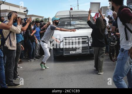 Une jeune manifestante tunisienne élève une pancarte portant la mention «ACAB» alors qu’elle tente de bloquer une fourgonnette de police lors d’une manifestation organisée à l’extérieur du Parlement tunisien à Bardo, à Tunis, pour protester contre le nouveau projet de loi sur la protection des forces de sécurité. La Tunisie sur 8 octobre 2020. (Photo de Chedly Ben Ibrahim/NurPhoto) Banque D'Images