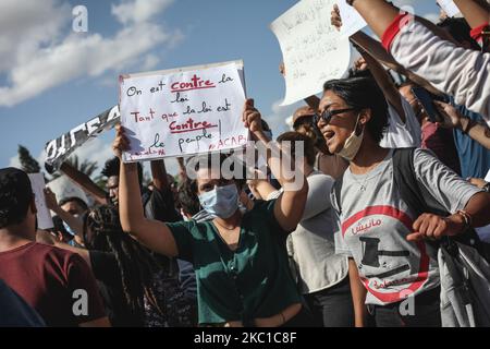 Une jeune manifestante tunisienne féminine lit en français « nous sommes contre la loi tant que la loi est contre le peuple. ACAB», lorsqu’elle assiste à une manifestation organisée à l’extérieur du Parlement tunisien à Bardo, à Tunis, pour protester contre le nouveau projet de loi sur la protection des forces de sécurité. La Tunisie sur 8 octobre 2020. (Photo de Chedly Ben Ibrahim/NurPhoto) Banque D'Images