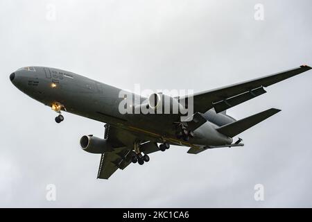 LE 5 octobre 2020, la compagnie AÉRIENNE AMÉRICAINE McDonnell Douglas KC-10A Extender s'approche de RAF Mildenhall, en Angleterre. (Photo de Jon Hobley/MI News/NurPhoto) Banque D'Images