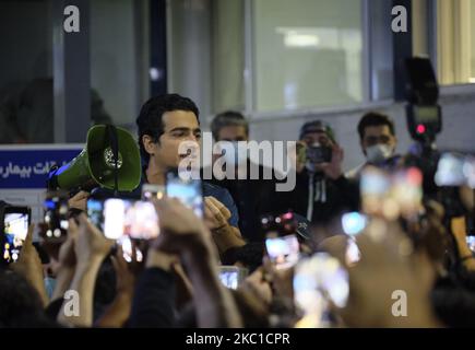 La musique classique iranienne et le chanteur crossover classique, Homayoun Shajarian (C), fils du maître chanteur iranien emblématique de la musique traditionnelle persane, calligraphe persan et activiste humanitaire, Mohammad-Reza Shajarian, Parle avec des gens qui se réunissent devant l'hôpital Jam dans le centre de Téhéran pour marquer la mémoire de Shajarian et connaître la date et le lieu de ses funérailles, sur 8 octobre 2020. (Photo de Morteza Nikoubazl/NurPhoto) Banque D'Images